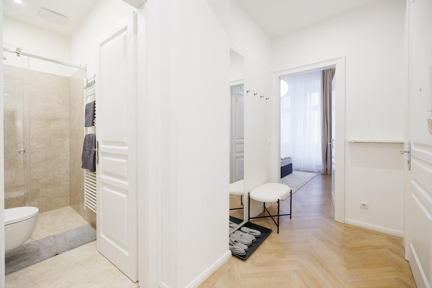 Stylish 1-bedroom 2-bath By Canal Minutes From Historic Centre Apartament