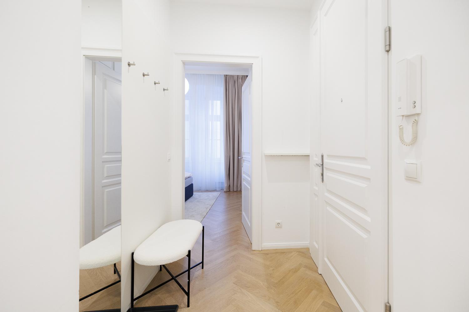 Stylish 1-bedroom 2-bath By Canal Minutes From Historic Centre Apartament